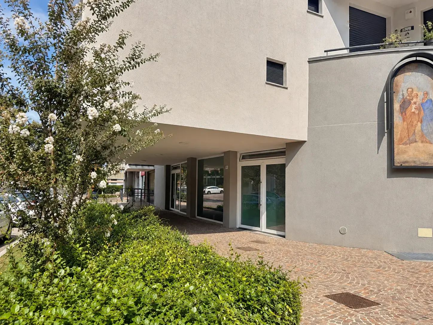L’edificio che ospita il Centro Origami, con il portico d’ingresso