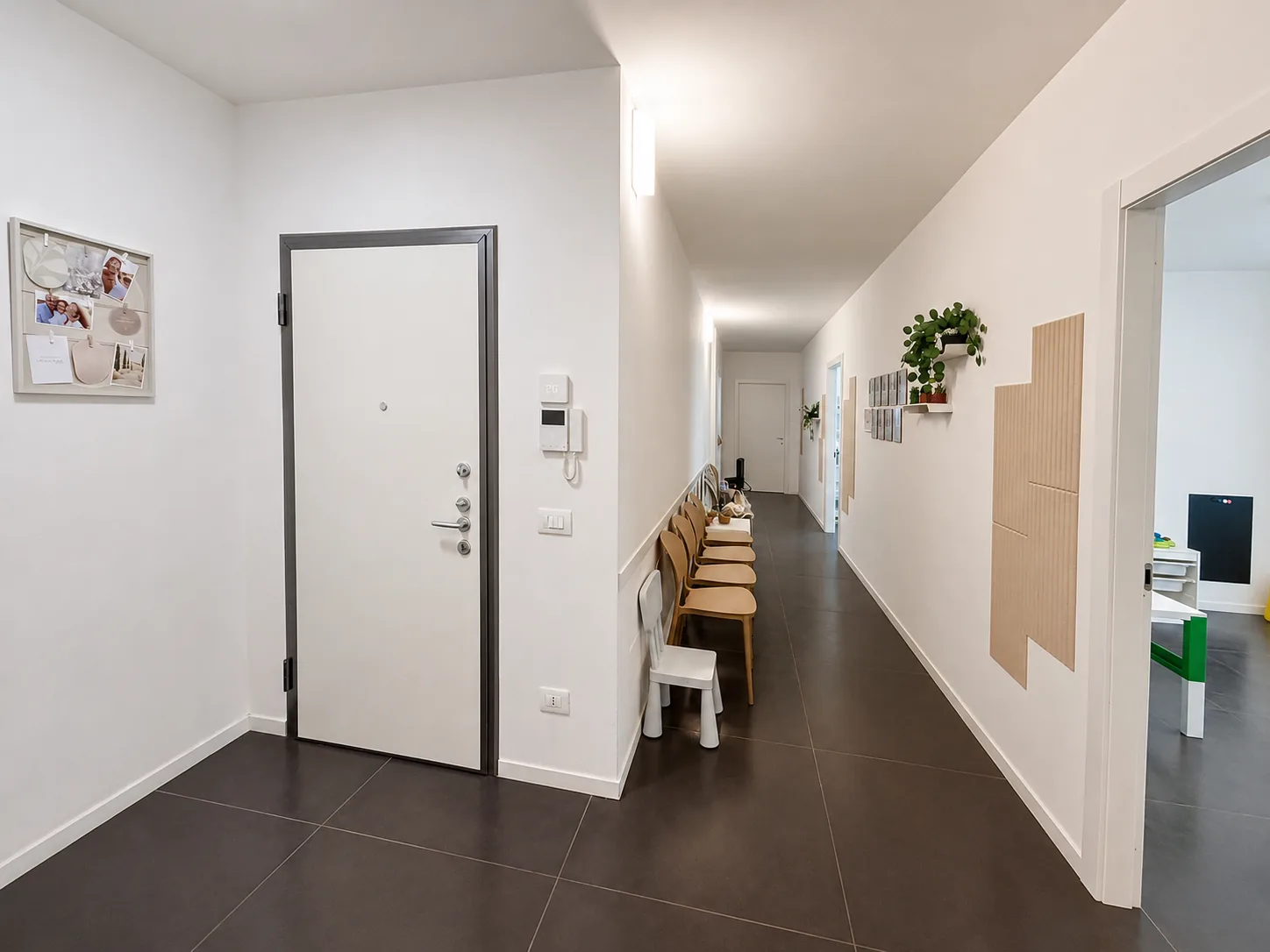 L’ingresso del Centro Origami e il corridoio che porta agli studi