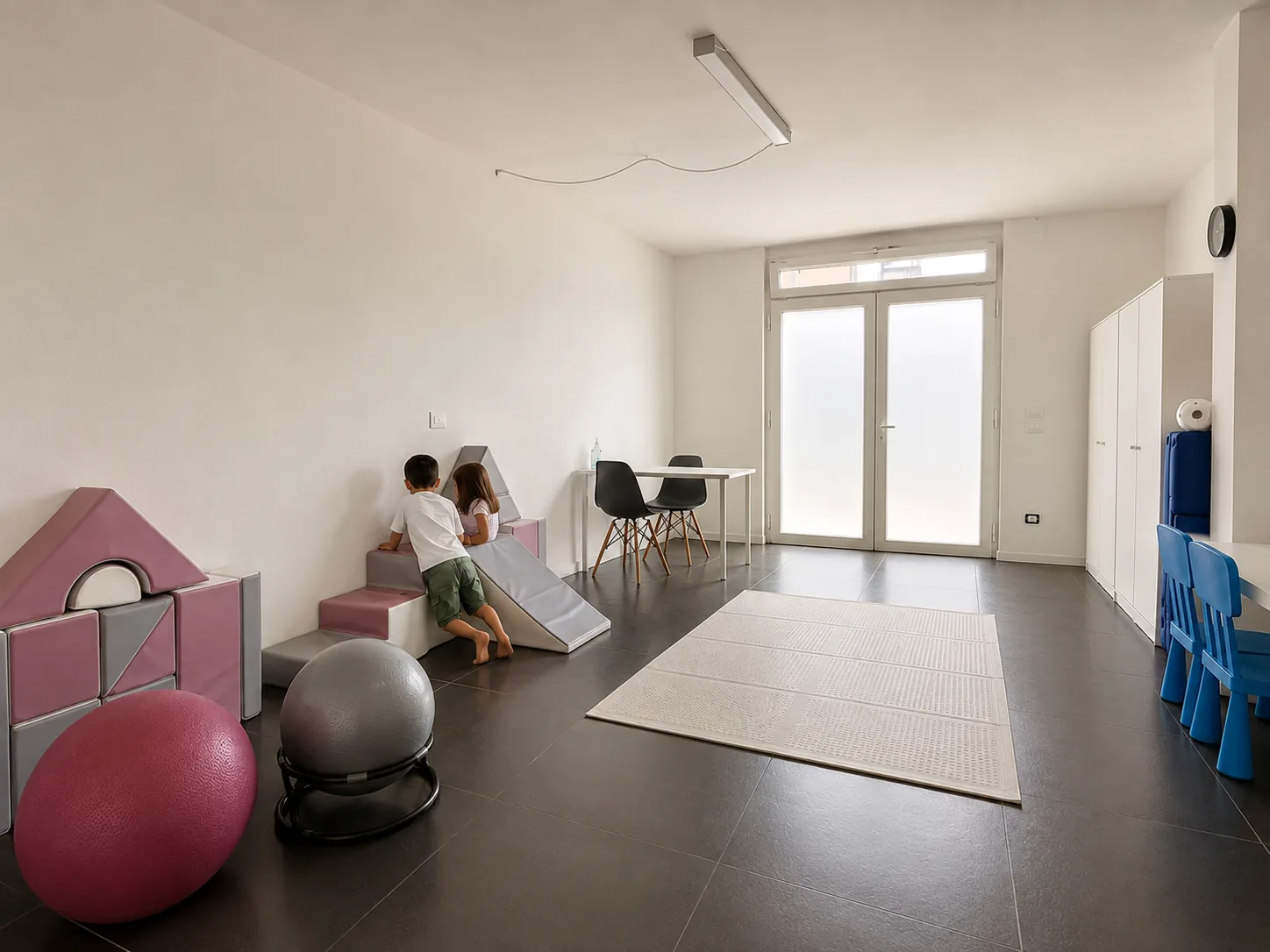 La palestra del Centro Origami con tappeto, palle propriocettive e moduli morbidi