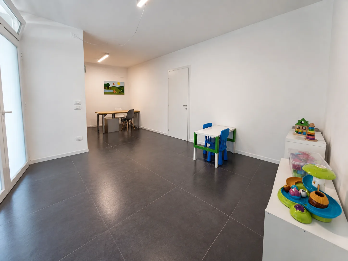 Studio del Centro Origami con tavolino per bambini, scrivania e materiali per le sedute individuali