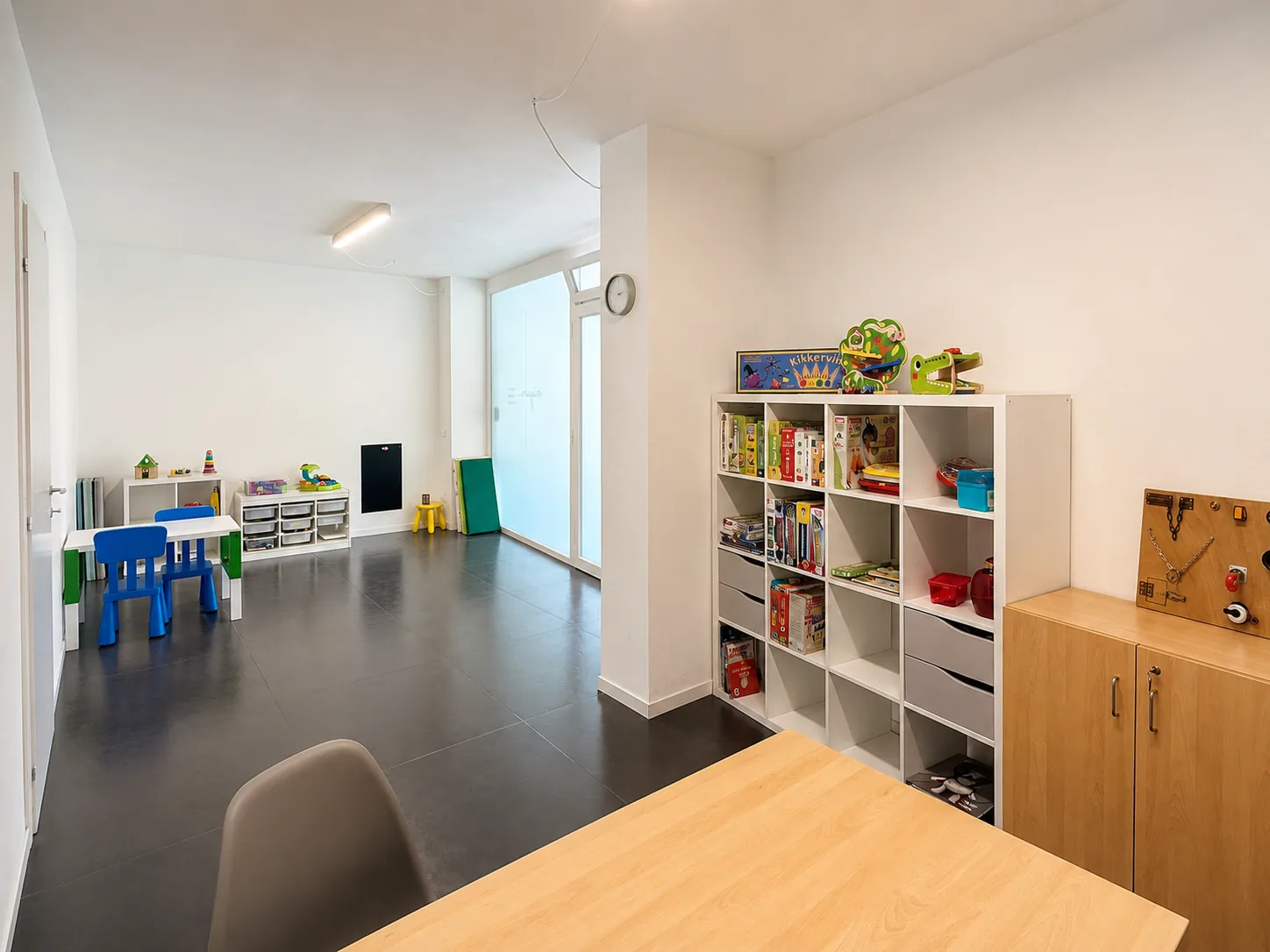Uno studio del Centro Origami con la libreria dei materiali e il tavolino per bambini