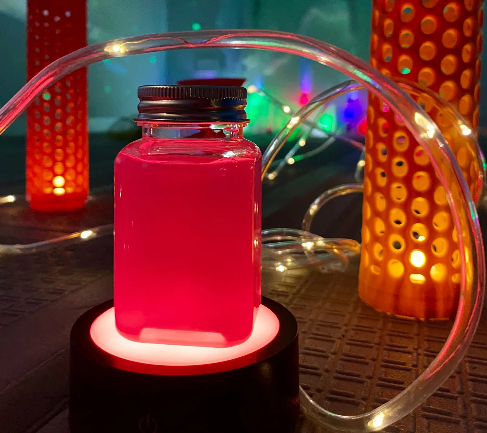 Contenitore colorato illuminato durante un’esperienza di esplorazione sensoriale