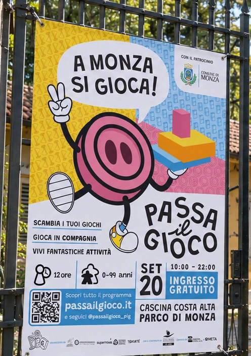 Locandina di PiG – Passa il Gioco! appesa a un cancello del Parco di Monza: domenica 20 settembre 2026, dalle 10 alle 22, ingresso gratuito, Cascina Costa Alta