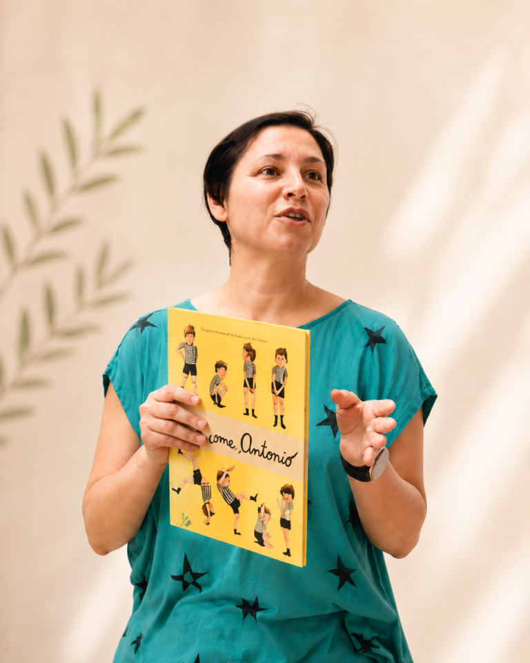 Ilenia Nava, arteterapeuta ad approccio psicodinamico del Centro Origami, con un albo illustrato